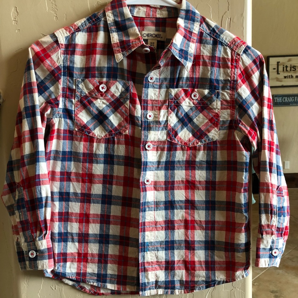 Boys long sleeved button down shirt. EUC. Size 6/7